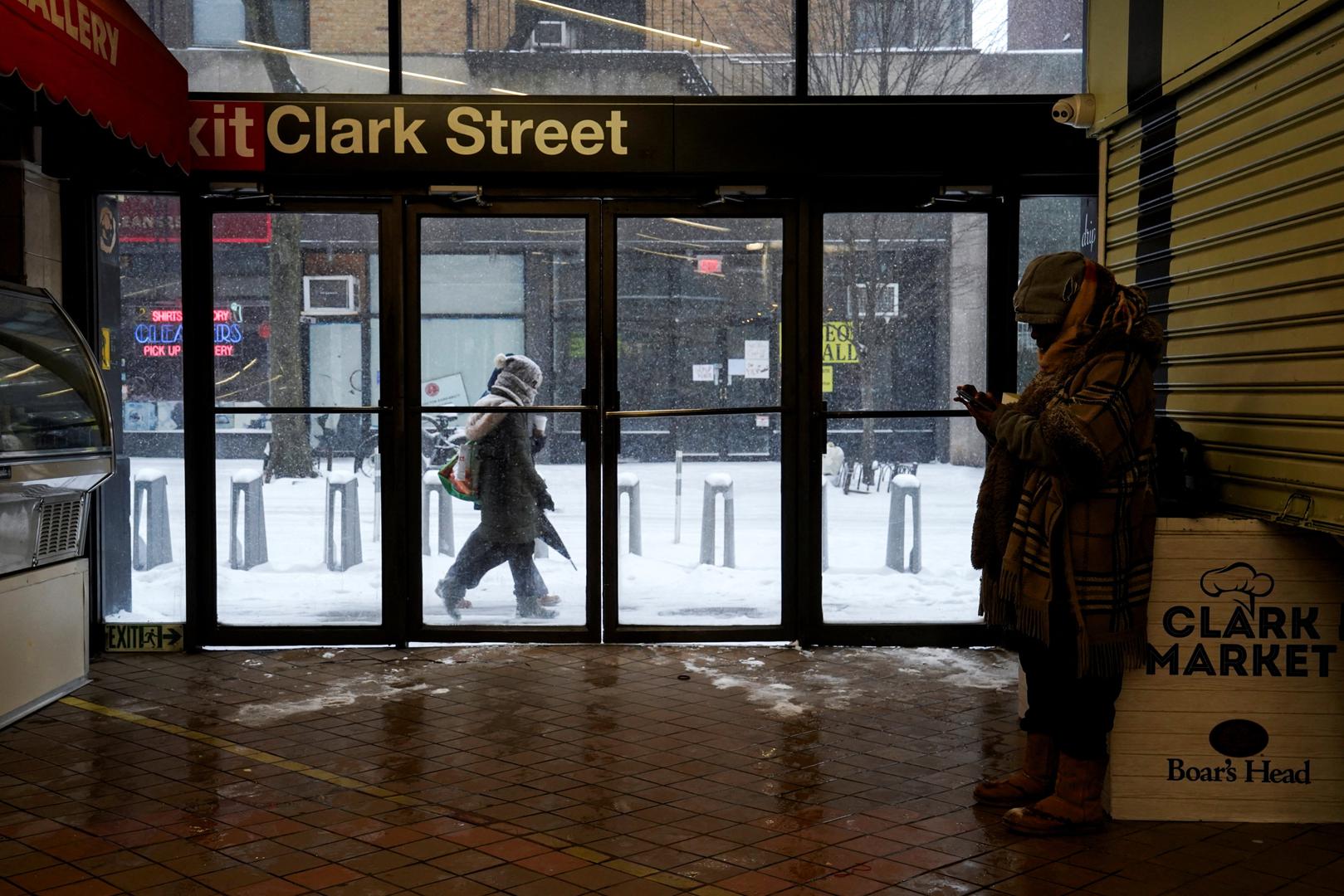 Otkazano je više od 10.800 letova koji su bili zakazani za nedjelju, prema stranici za praćenje letova FlightAware. 