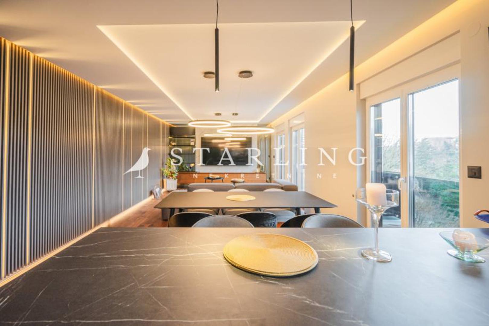 Stan je kompletno adaptiran 2024. godine od najkvalitetnijih materijala te je sve rađeno po mjeri