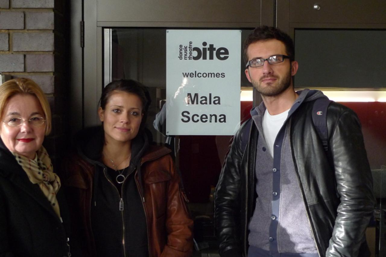 Padobranci, Mala scena,  London