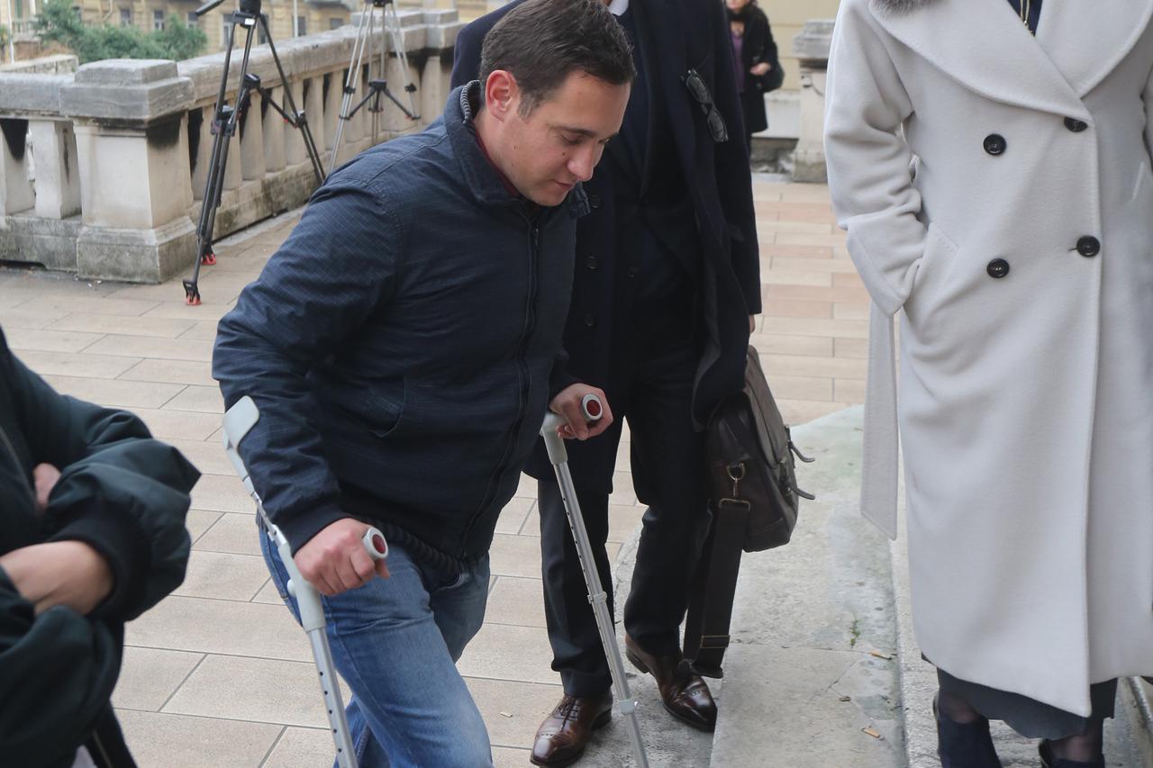 28.12.2015., Rijeka - Miroslav Maskarin uz pomoc staka dolazi na Opcinski sud u pratnji odvjetnika na objavu presude u slucaju naknade stete.   Photo: Goran Kovacic/PIXSELL