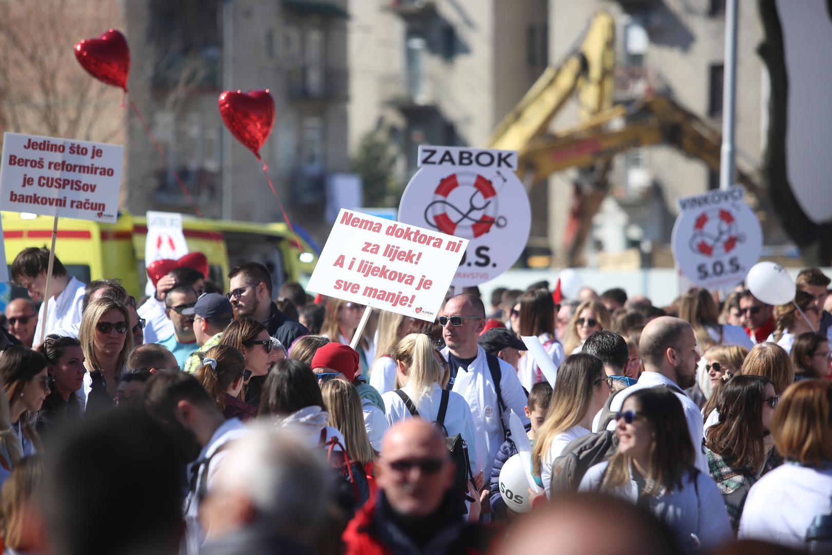 18.03.2023., Zagreb - Pod sloganom "SOS za zdravstvo", pet krovnih lijecnickih udruga organiziralo je veliki prosvjed na Trgu sv. Marka kojim su iskazali nezadovoljstvo svojim statusom, placama, ali i cjelokupnim stanjem u zdravstvenom sustavu.  Photo: Lovro Domitrovic/PIXSELL