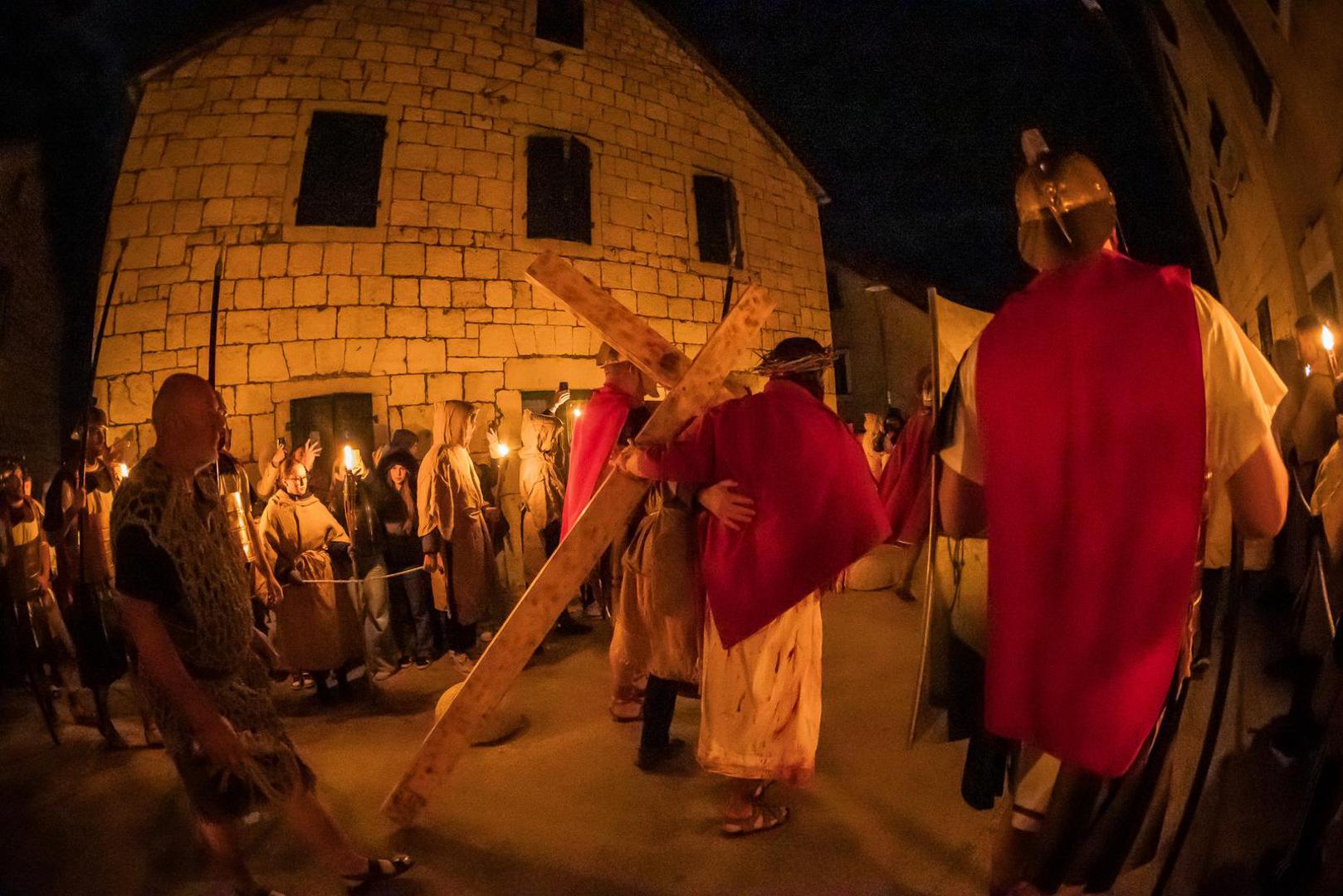 Scenski prikaz koji su i ove godine organizirali imotski franjevci na čelu s gvardijanom fra Zoranom Kutlešom započeo je u večernjim satima molitvom Anđeo Gospodnji i obraćanjem fra Zorana vjernicima, piše IKA.