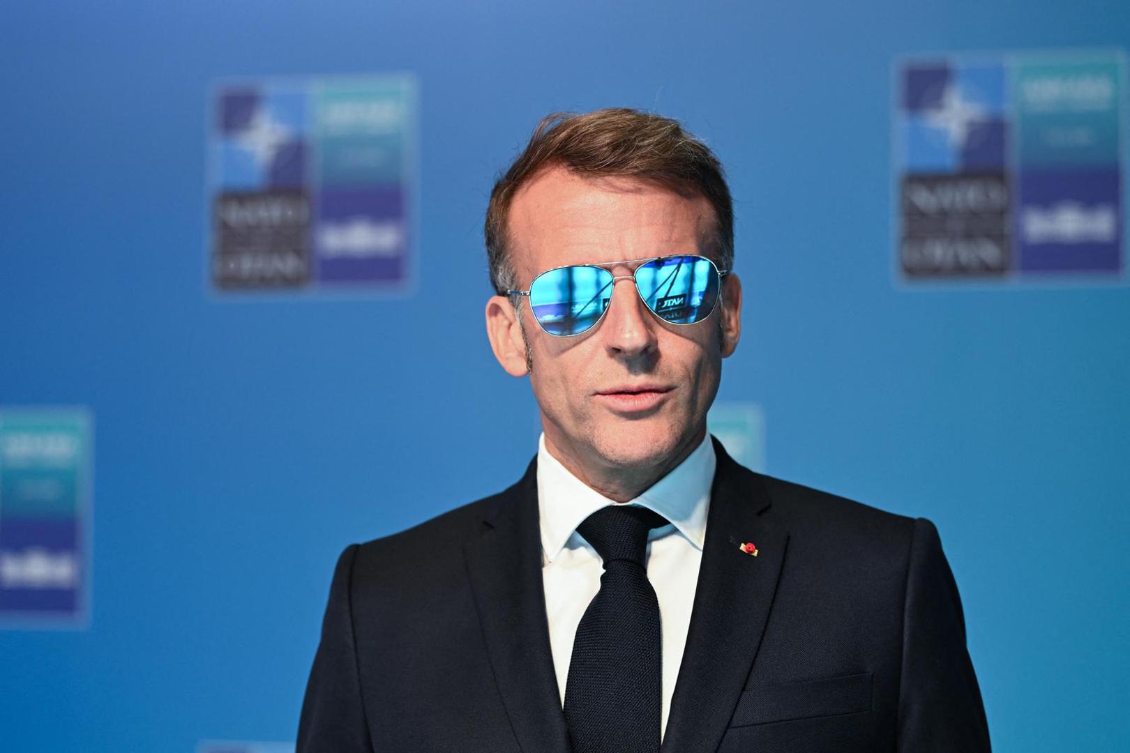 Francuski predsjednik Emmanuel Macron ponovno je privukao pozornost svojim sunčanim naočalama, koje su mnogi usporedili sa stilom iz filma Top Gun, ovoga puta na ključnom summitu NATO-a u Ankari. 