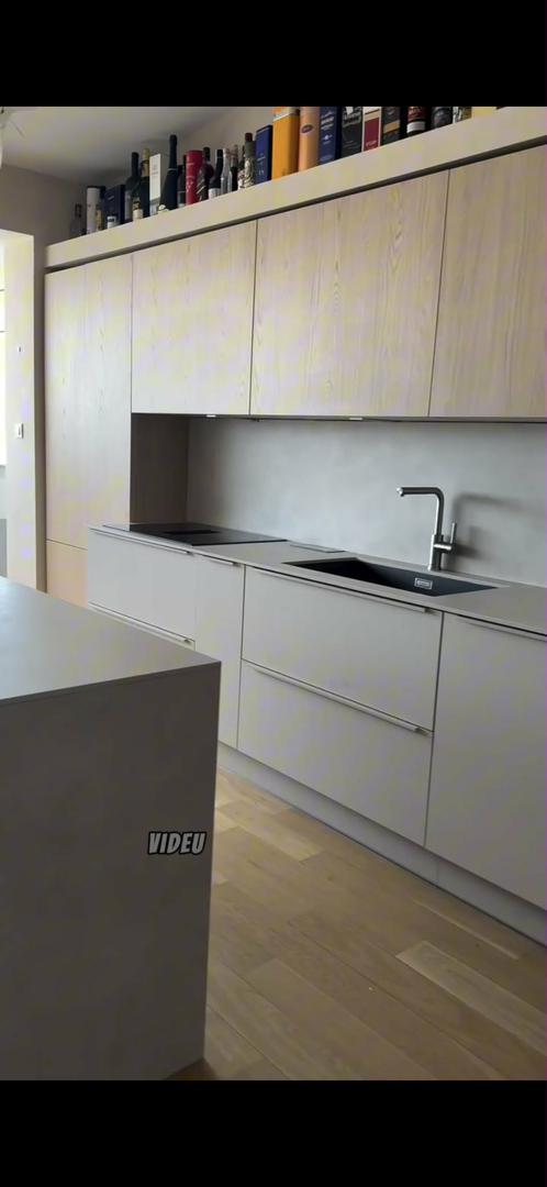 Svoju novu kuhinju opisala je kao ostvarenje snova, ističući kako je postigla željeni ugođaj. "Mirna, prozračna, neutralna kuhinja koja se samo uklopila u dnevni boravak. Velike čiste plohe, prirodne boje", opisala je glumica, čiji novi prostor odiše minimalizmom i elegancijom.