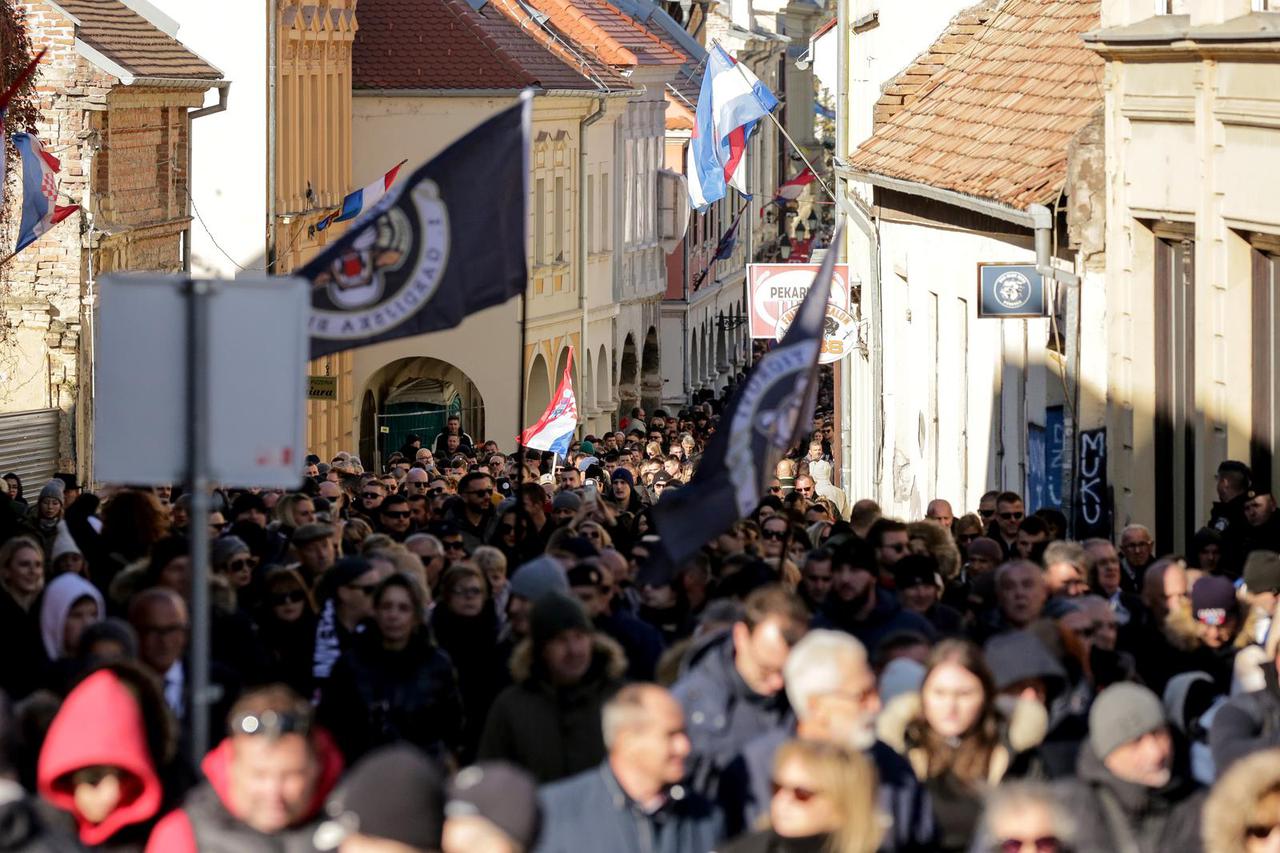 Nekoliko desetaka tisuća ljudi u tužnoj Kolona sjećanja u Vukovaru
