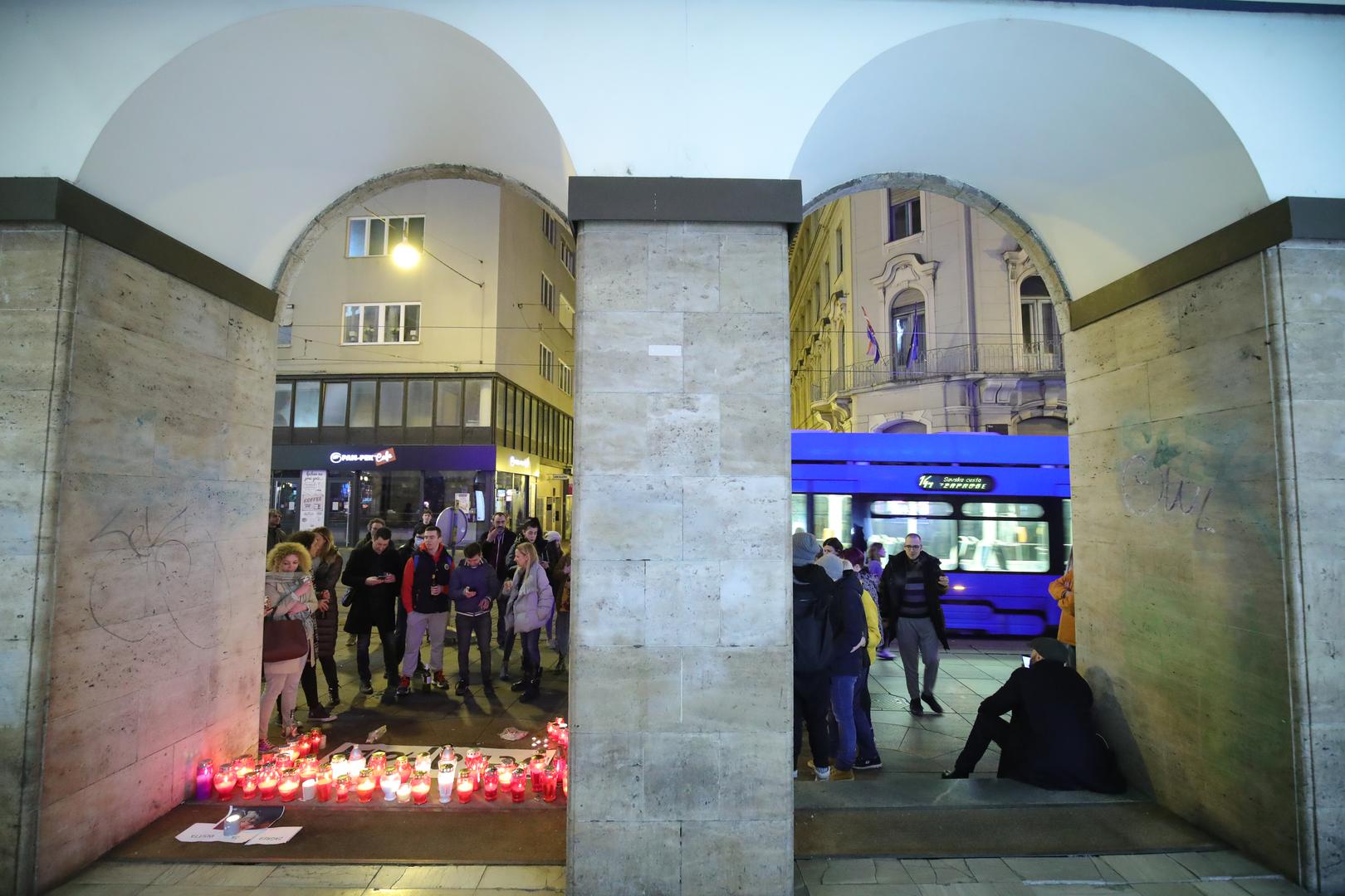 Zagrepčani se opraštaju od Balaševića paljenjem svijeća kod NAMA-e na Ilici