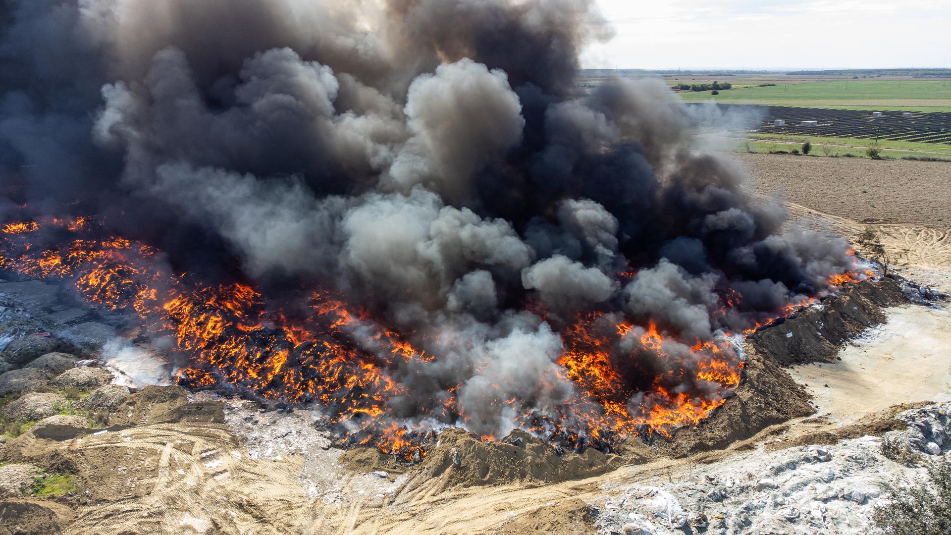 Objavljene su nove fotorafije iz zraka stravičnog požara u osječkoj tvornici Drava International. Na fotografijama se vidi kako vatra i dalje bukti te koliko je veliko požarište. 