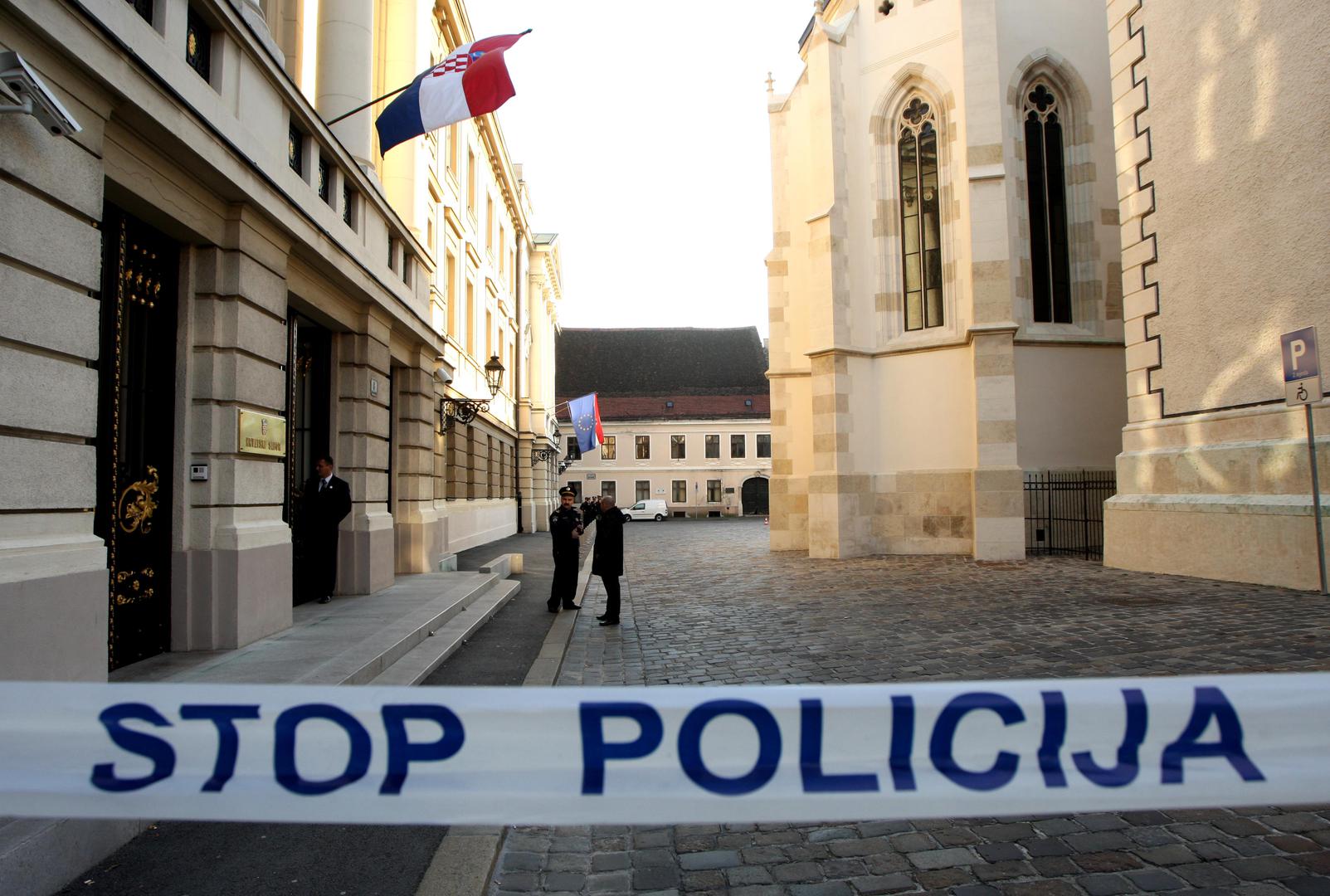 Projurio je pored zgrade Vlade Republike Hrvatske, ignorirajući pokušaje osiguranja da ga zaustavi, i bez kočenja se punom brzinom zaletio u masivna vrata službenog ulaza Hrvatskog sabora.
