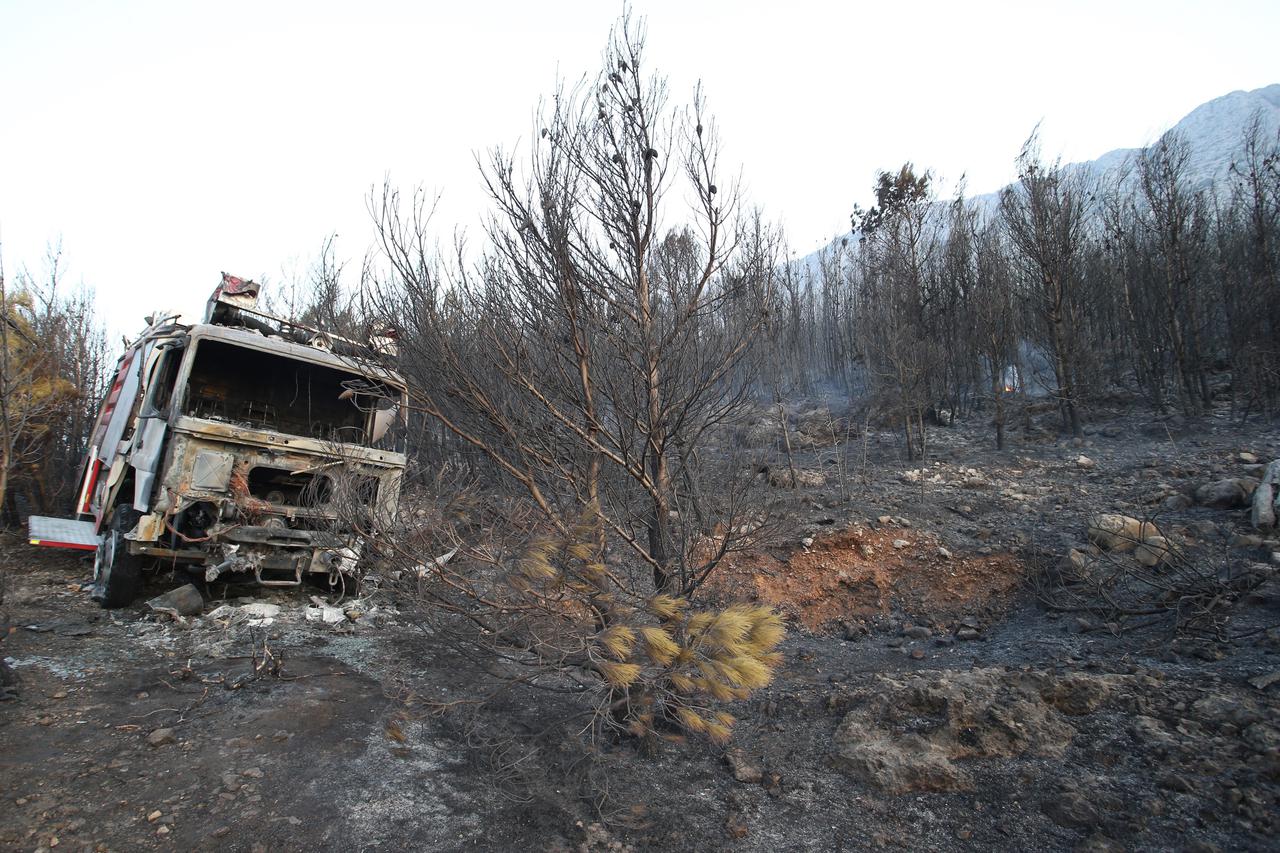 Vatrogasci probdjeli noć na požarištu kod Lokve Rogoznice