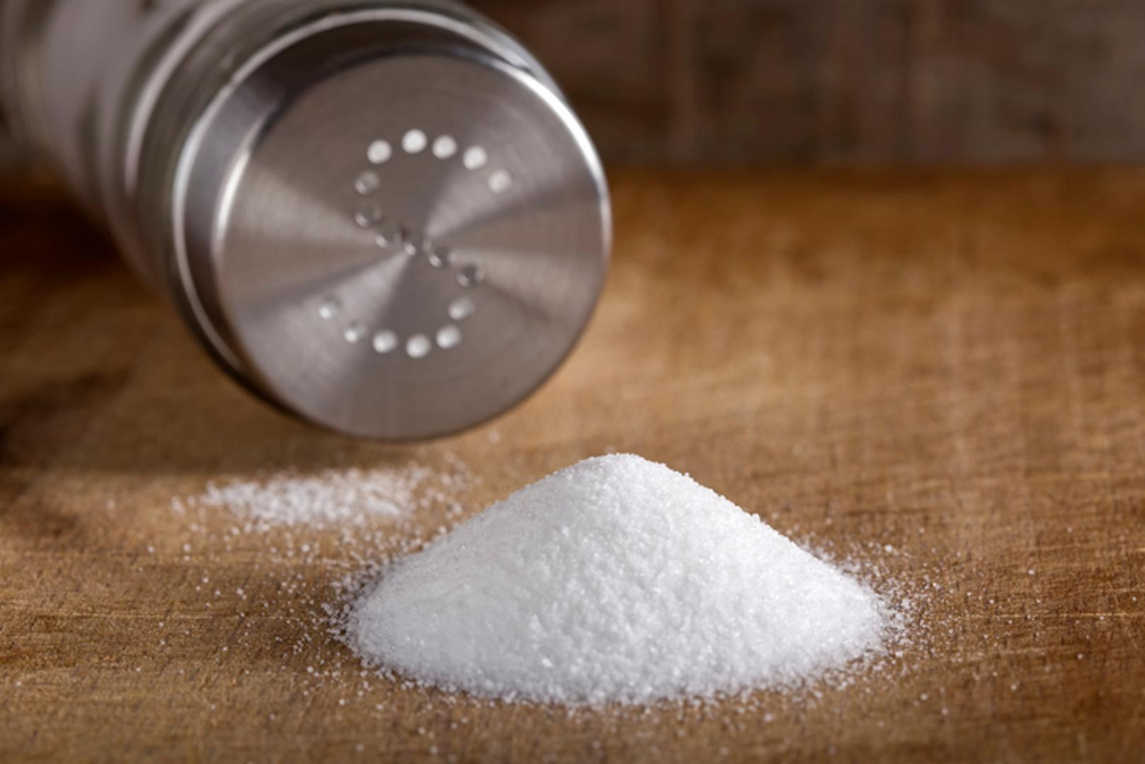 Smanjite sol – Presoljena hrana povećava krvni tlak i začepljuje krvne žile. Kod prerađene hrane obavezno provjeravajte količinu soli, a kada sami kuhate, pazite koliko solite i ne uzimajte više od preporučenih šest grama dnevno.