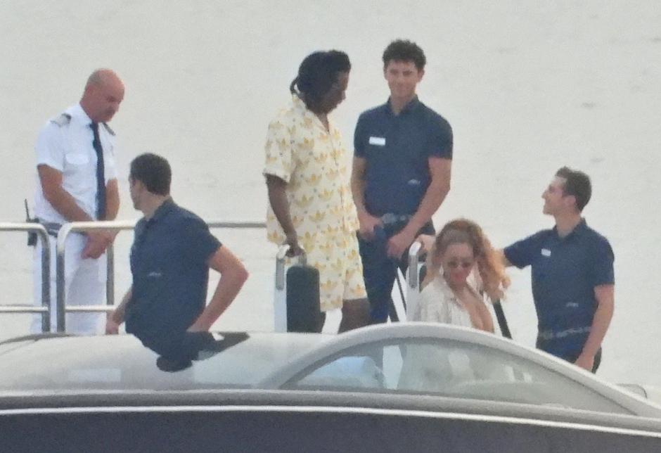 EKSKLUZIVNO Beyonce i suprug Jay-Z ukrcali šampanjac na gliser te se uputili na večeru