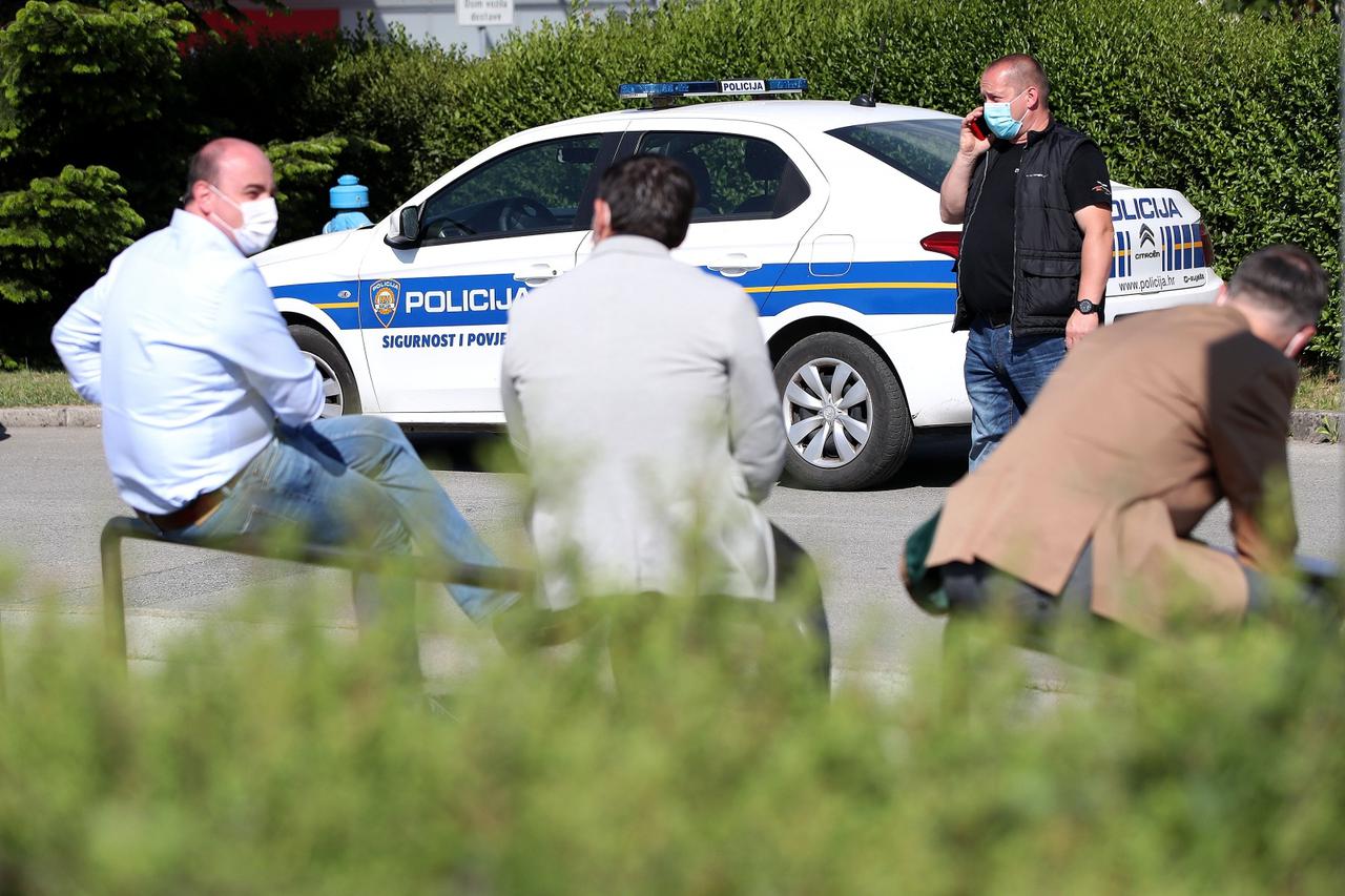 Zagreb: Policija deaktivirala bombu na automobilu