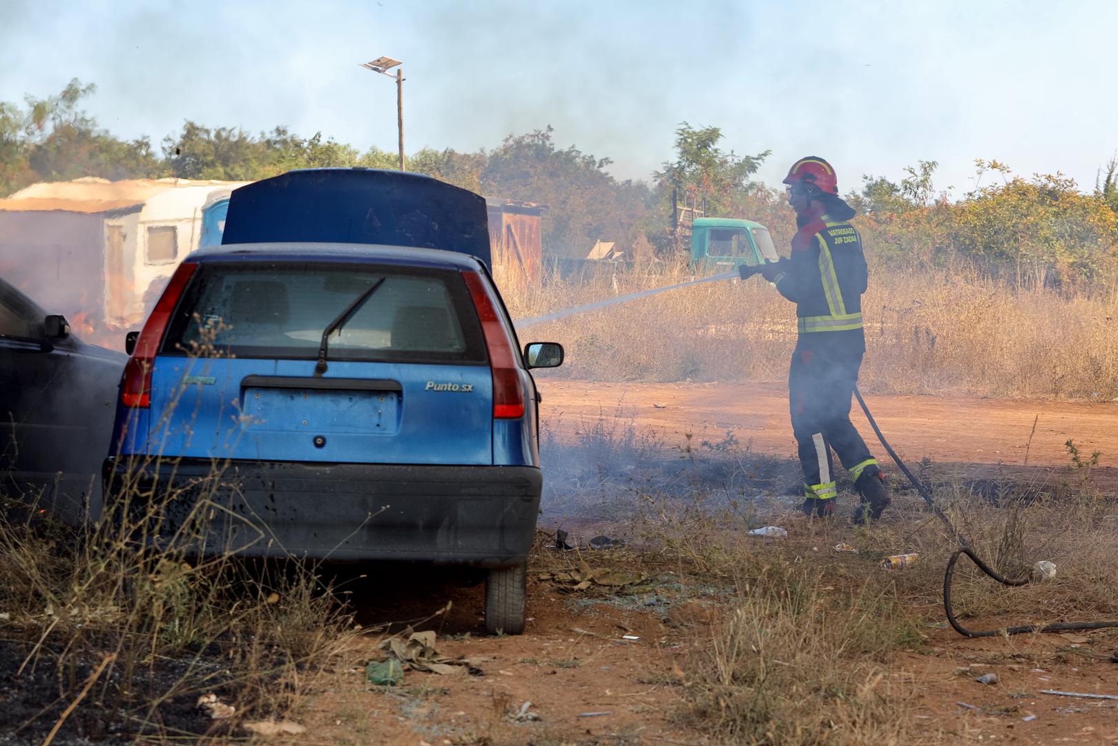 30.07.2024., Smokovic - Veliki pozar u Smokovicu nedale Zemunika zahvatio je i parkirana vozila. Vatrogasci se vore s vatrom. Photo: Sime Zelic/PIXSELL