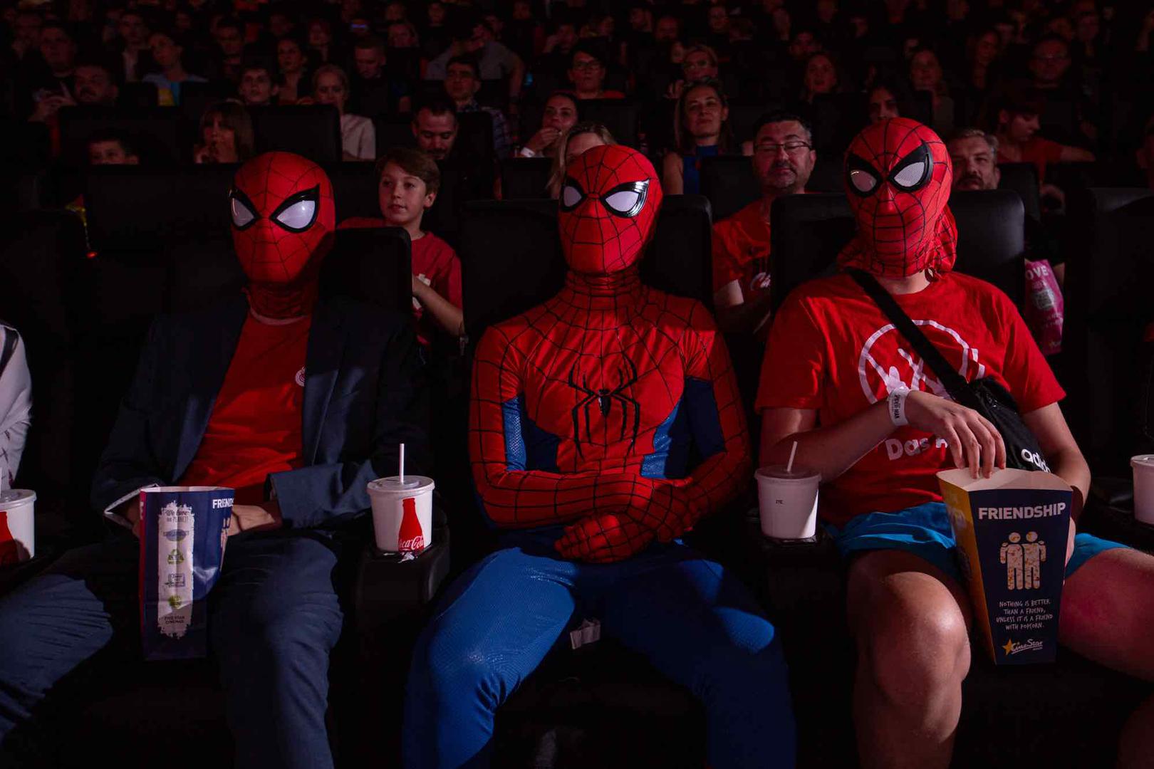 Uz ovacije publike i sjajnu atmosferu, sinoć je u prepunoj ScreenX dvorani CineStara Branimir Mingle Malla održana hrvatska premijera filma "Spider-Man: Novo doba", jednog od najiščekivanijih filmskih naslova godine. Film od četvrtka, 30. srpnja igra u kinima diljem Hrvatske u distribuciji tvrtke Jučer, a prvi gledatelji već su potvrdili kako je riječ o istinskom kino spektaklu koji podiže ljestvicu superherojskog žanra