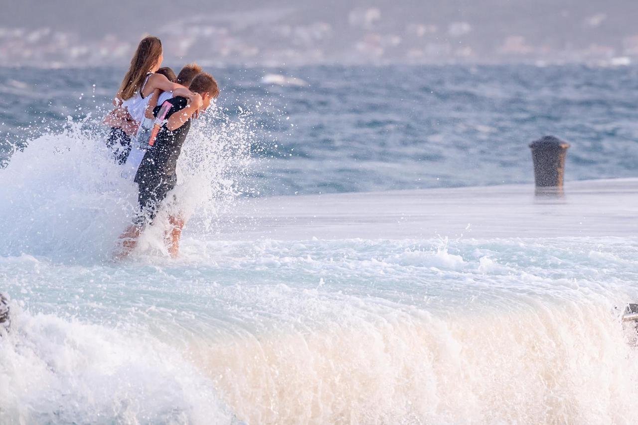 Nevera s jakim vjetrom i valovima zahvatila je nakratko zadarsko područje