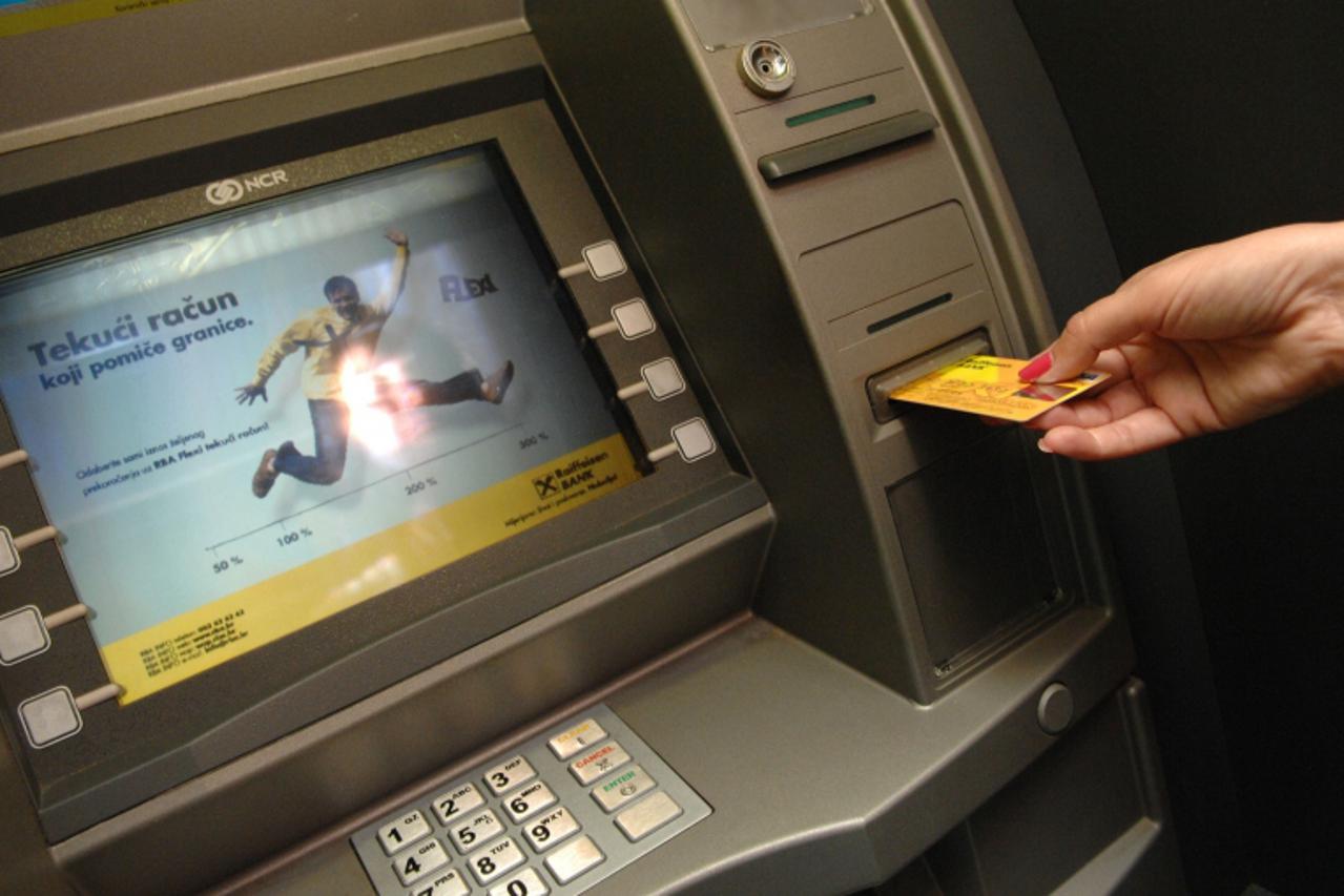 \'02.09.2009.....Zagreb...unu.....Ilustracija umetanja kartice u bankomat Raiffeisen bank zbog slucaja Renate Rasic i njezine kartice koja je navodno skenirana.Photo:Marko Prpic/VLM/PIXSELL\'