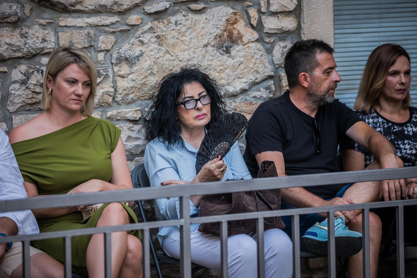 Višednevni program manifestacije "Trag u beskraju" u čast legendarnog hrvatskog glazbenika Olivera Dragojevića nastavio se sinoć promocijom monografije "Oliver - Sve nježne riječi svijeta" autora Zorana Curića.