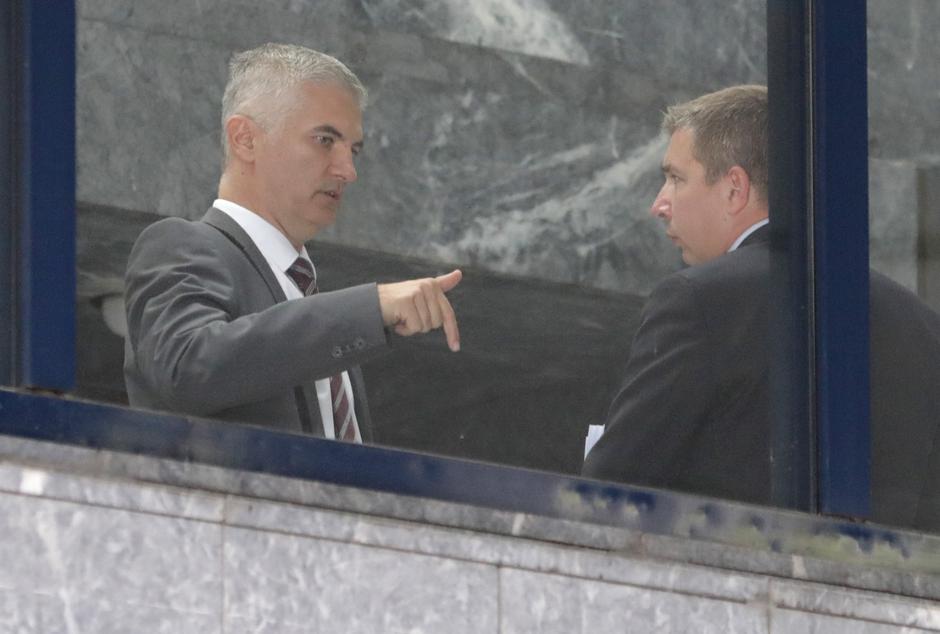 Zagreb: Članovi Nadzornog odbora Ine u razgovoru u hodnicima zgrade