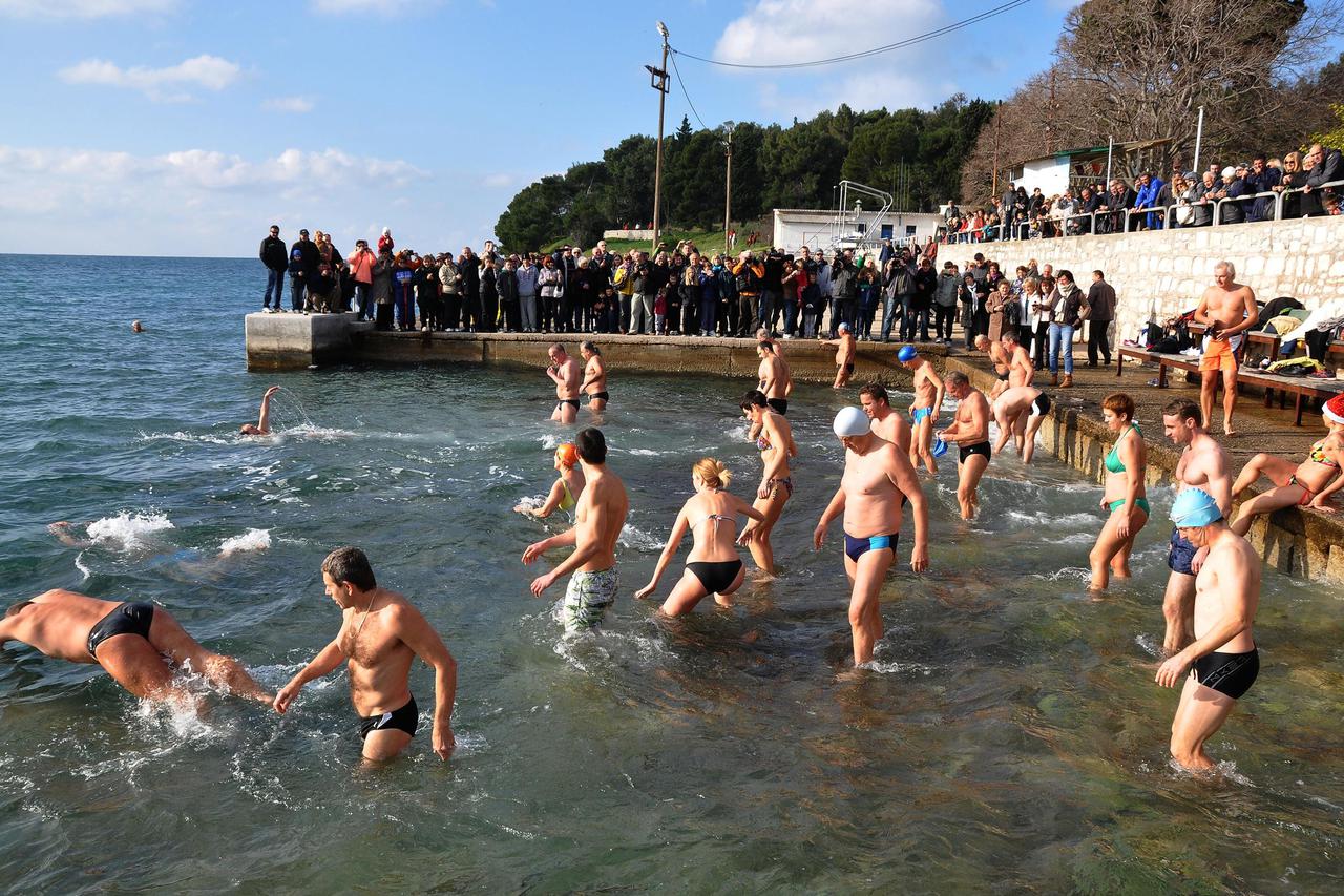 pula novogodišnje kupanje