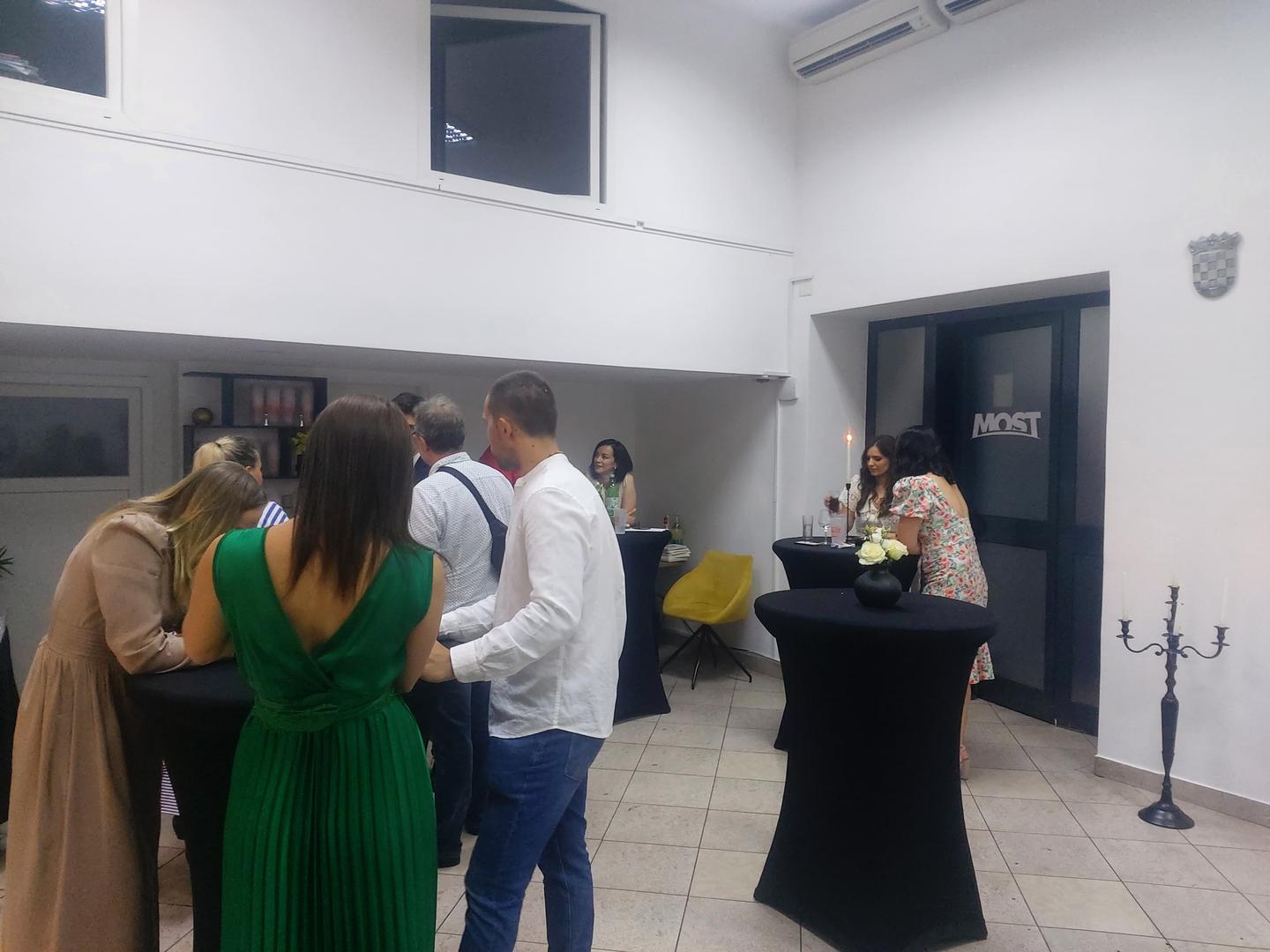 "Bilo bi sjajno da nas večer iznenadi i da dobijem na kraju taj mandat. No, situacija nije dobra, izlazne ankete pokazuju da će biti jako gusto do kraja. ali pametniji ćemo biti kako vrijeme bude prolazilo i kako se brojanje bude privodilo kraju", rekao je Hini zastupnik Marin Miletić.

