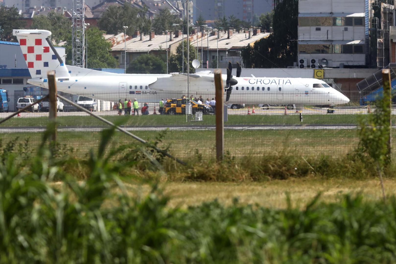 23.06.2022., Sarajevo, Bosna i Hercegovina - Avion Croatia Airlinesa koji je sinoc iz Zagreba sletio na pistu Medjunarodnog aerodroma u Sarajevu i za kojeg se sumnja da imaostecenja nastala iz vatreng oruzja. Photo: Armin Durgut/PIXSELL