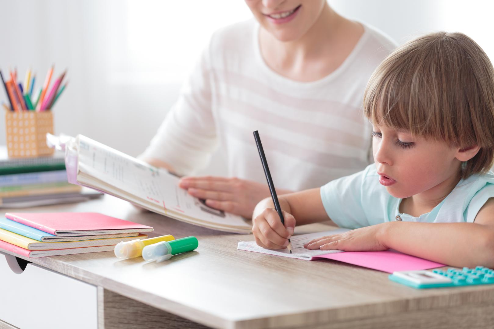 Osobe s ASD-om mogu imati ograničene i repetitivne obrasce ponašanja ili interese - na primjer, ponavljanje jednog te istog pokreta poput pljeskanja ili njihanja.