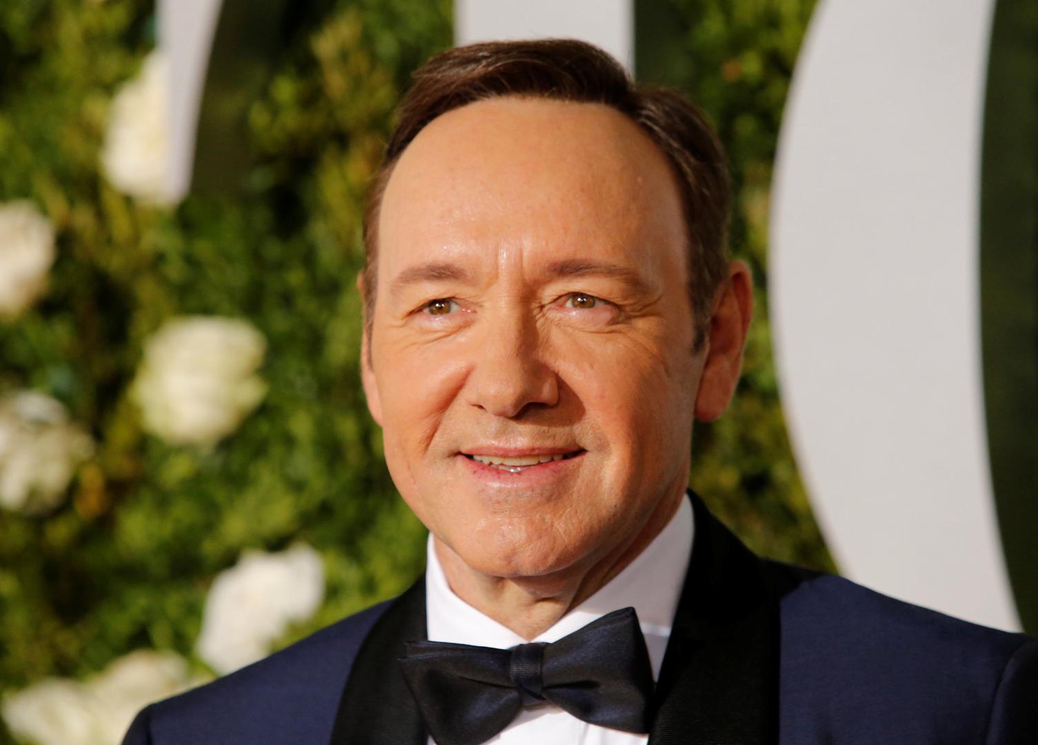Anthony Rapp iznio je optužbe kako ga je pokušao zavesti Kevin Spacey koji je ubrzo nakon ove optužbe priznao da je gay. Seksualno je uznemiravao i ekipu s kojom je radio na seriji "Kuća karata" i zato je dobio otkaz.

