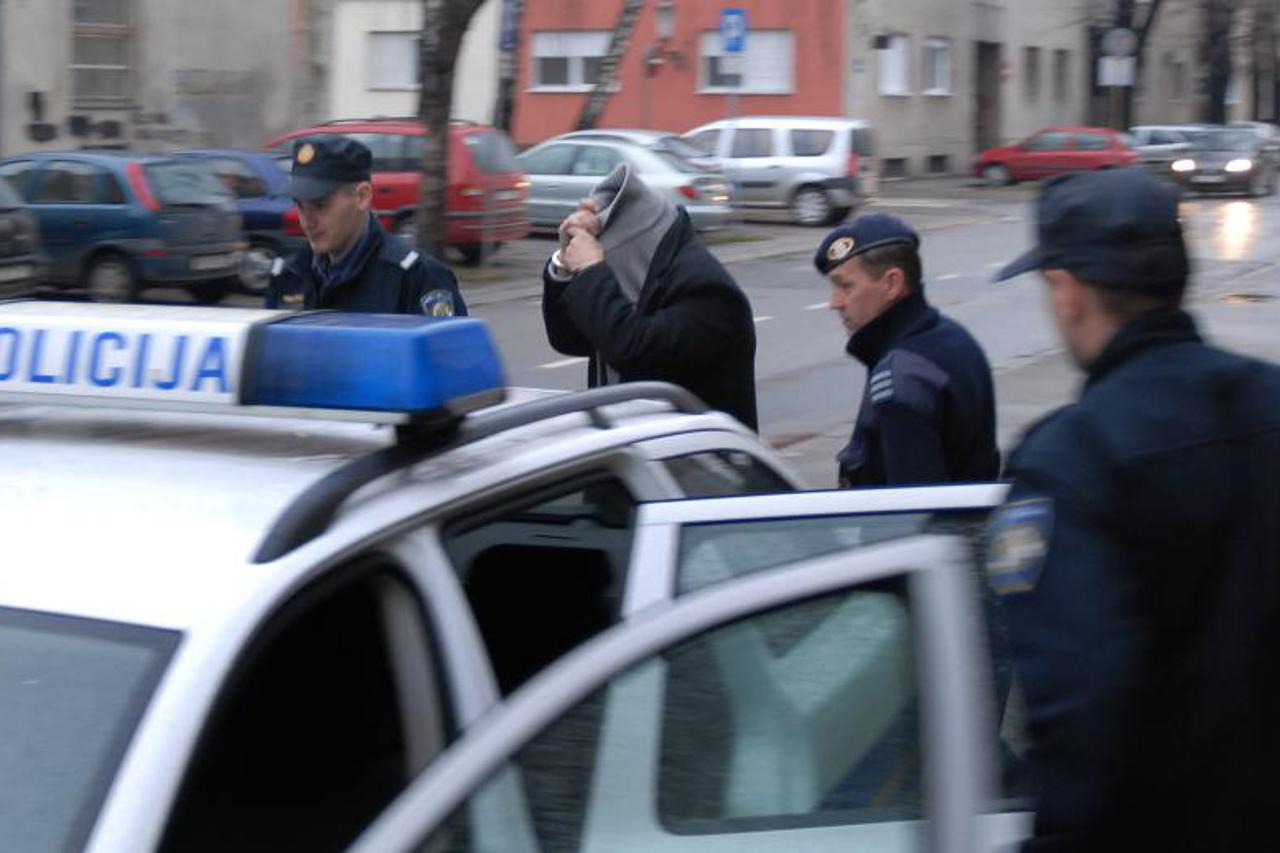 privodjenje,uhicen,nastavnik pedofil,slavonski brod (1)