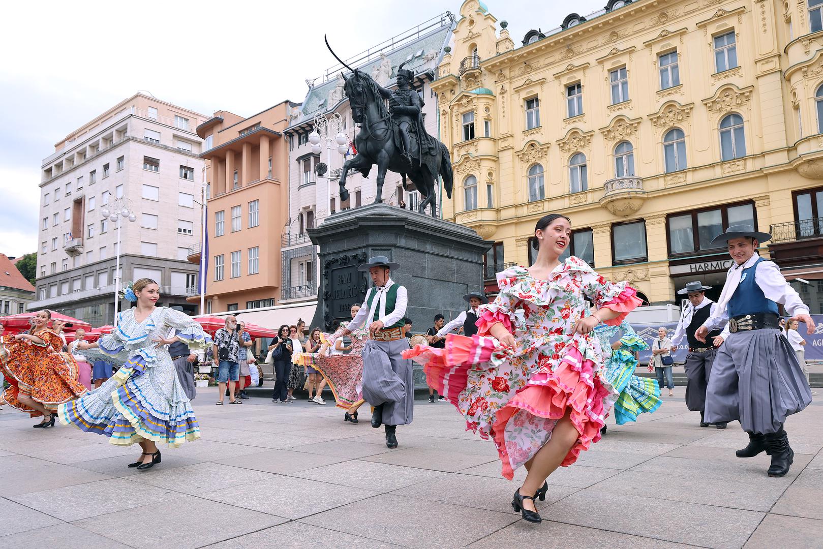Folkloraši iz svih krajeva rasplesali su se po zagrebačkim ulicama, a prolaznike su posebno oduševili onih iz latinoameričkih zemalja. 