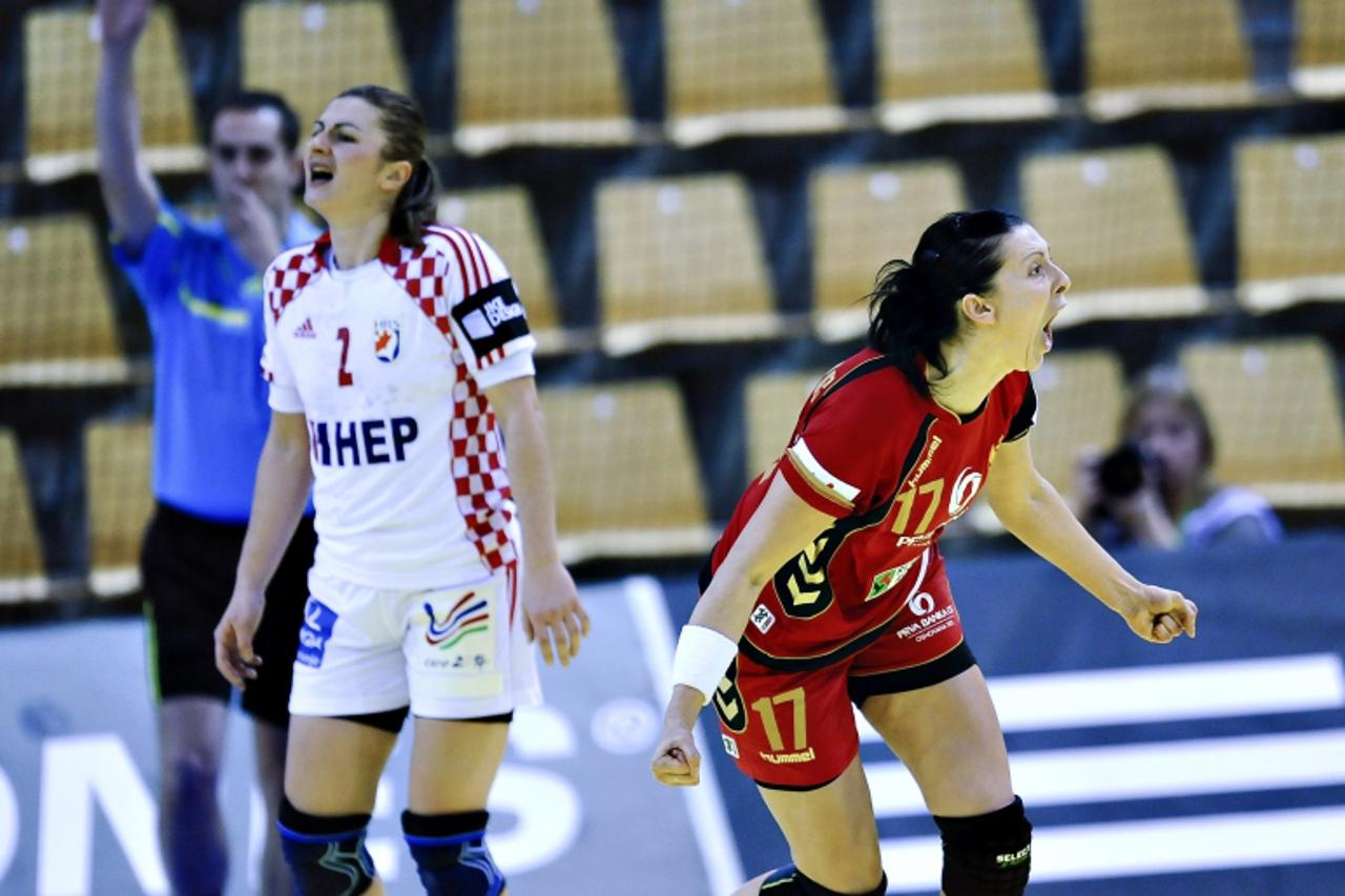 \'Montenegro\'s Bojana Popovic (R) celebrates after scoring past Croatia\'s Tatari (L) during their 2010 Womens\' European Championship group B handball match in Aarhus on December 11, 2010.   AFP PHO