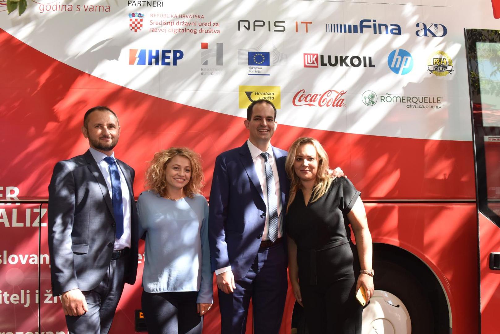 Predsjednik Uprave APIS IT-a, Saša Bilić, glanogovornica ministra uprave, Željka Perić, ministar uprave, Ivan Malenica i direktorica prodaje i prokuristica Večernjeg lista, Jasna Bibić