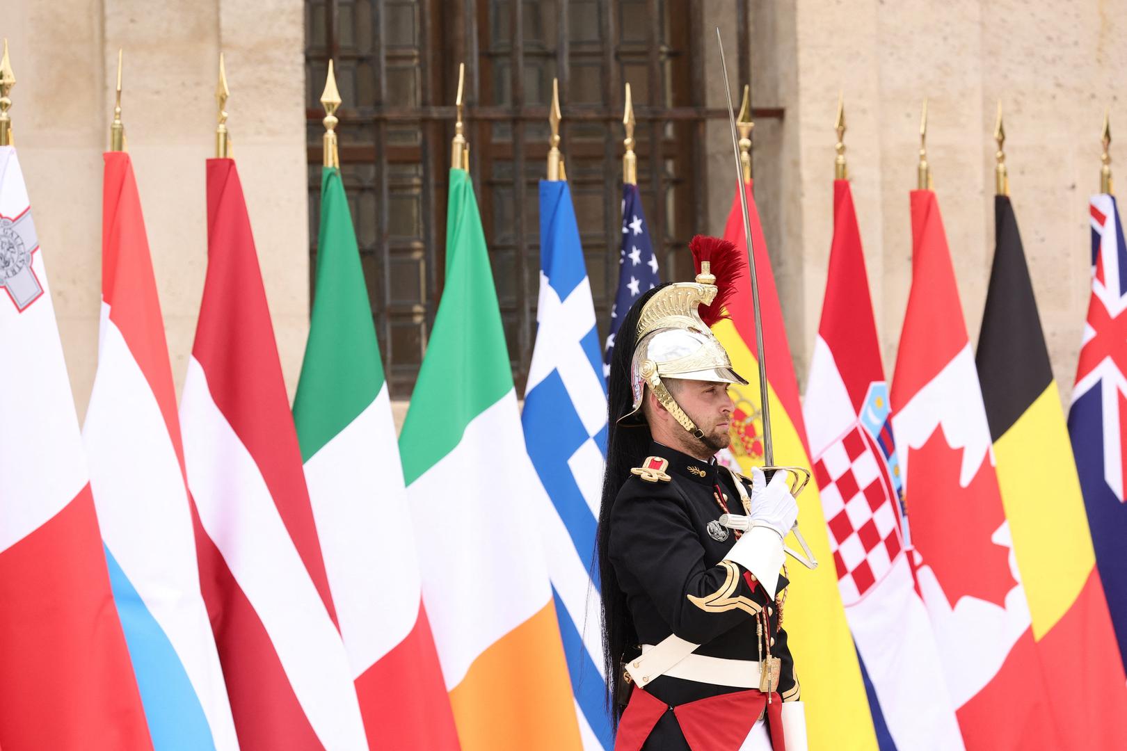Saveznici Ukrajine okupljaju se danas u Parizu zajedno s ukrajinskim predsjednikom Volodimirom Zelenskim kako bi ponovno potvrdili potporu Kijevu i pojačali pritisak na Rusiju, objavilo je francusko predsjedništvo. Na sastanku takozvane Koalicije voljnih, koju su pokrenule Francuska i Ujedinjeno Kraljevstvo radi vojne potpore Ukrajini nakon ruske invazije, sudjelovat će najmanje 25 šefova država. Cilj sastanka bit će potaknuti prekid vatre i obnovu mirovnih pregovora, prenio je Le Monde.