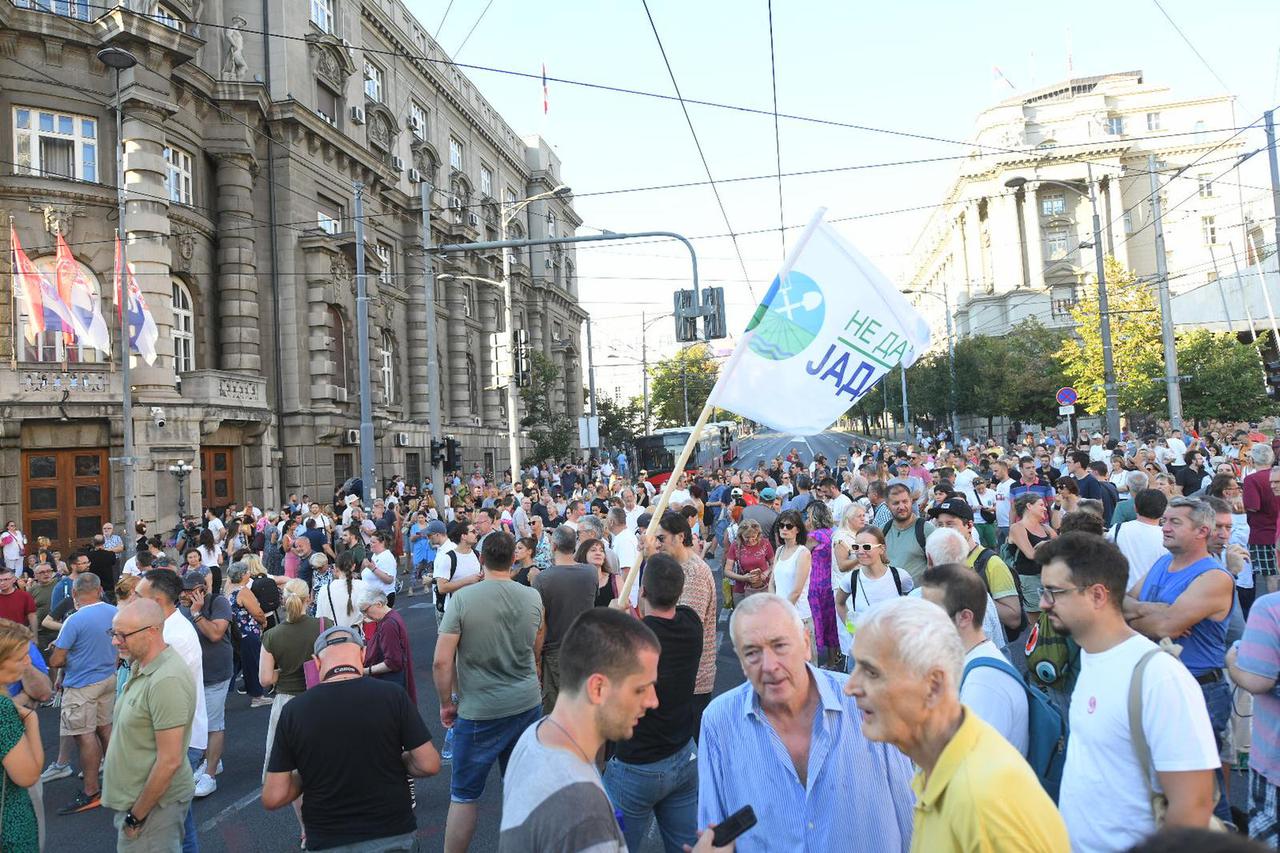 Beograd: Ispred Vlade Srbije počeo prosvjed zbog uhićenja troje aktivista