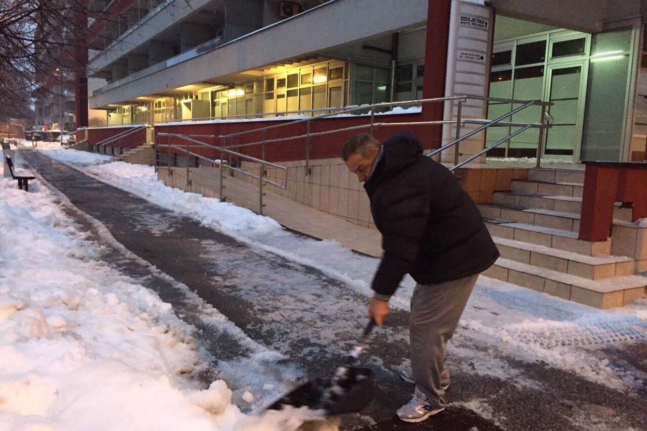 Milan Bandić čisti snijeg 