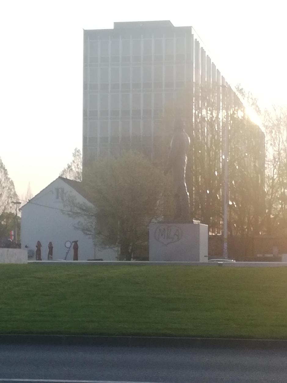 Na spomeniku Tuđmanu napisali 'Mila' uokvireno u srcu