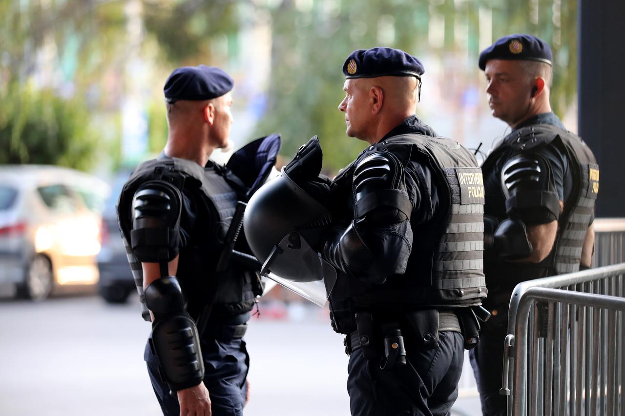 Zagreb: Interventna policija na ulasku na stadion gdje se igra utakmica Dinamo - Hajduk