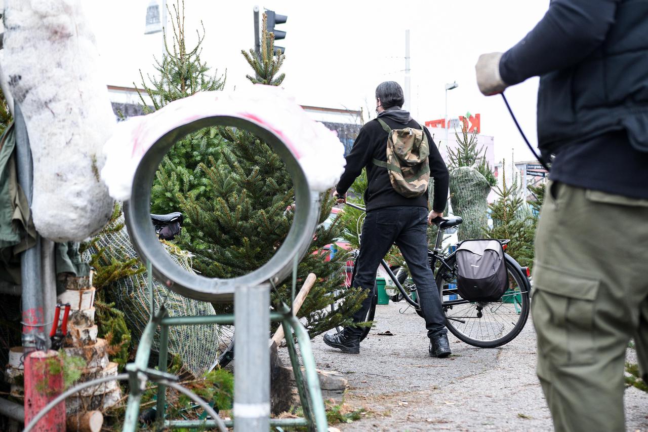 Zagreb: Počela prodaja božićnih jelki na Trešnjevačkoj tržnici