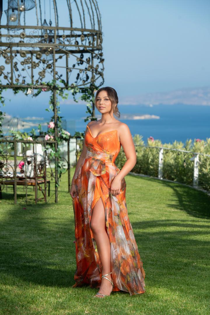 Iana je srednje dijete koje je rano naučilo da život nije uvijek pravedan. Nakon razvoda roditelja odlučila je prvo sačuvati sebe i biti na distanci. Ta ju je odluka oblikovala u mladu ženu kakva je danas: topla i empatična, ali s granicama koje se ne prelaze - Iana ne pokušava popravljati ljude koji to ne žele i kada osjeti toksičnu energiju - jednostavno ode. Ima jasnu viziju budućnosti: vidi se u braku, s troje djece, beauty salonom i životom ispunjenim putovanjima. Ali samo ako je pored nje osoba uz koju će se osjećati sigurno i voljeno. 