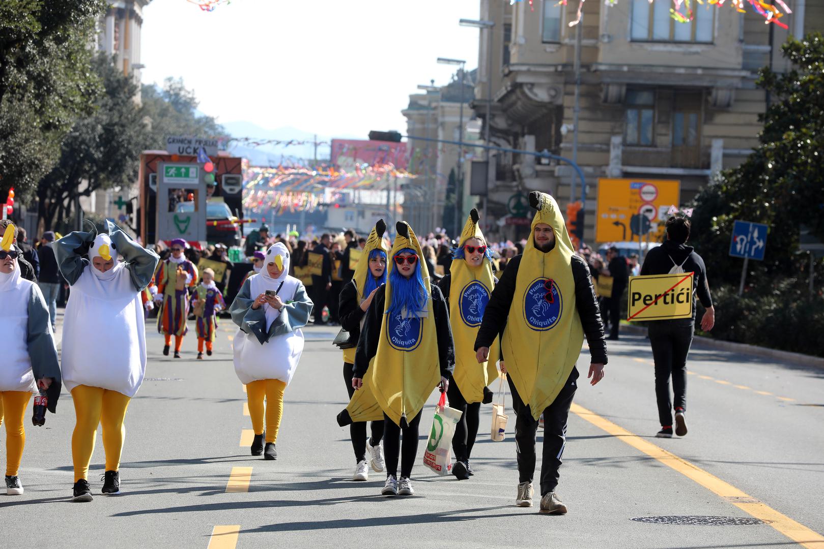 Ribe: U svijetu mašte i sanjarenja neprikosnoveno vladaju Ribe, horoskopski znak koji stvarnost ionako doživljava kao privremenu stanicu. Za njih je maskiranje najljepši bijeg, prilika da na jedan dan fizički zakorače u bajkovite svjetove koje neprestano grade u svojoj glavi. Njihovi kostimi su eterični, mistični i prožeti dubokom kreativnošću.