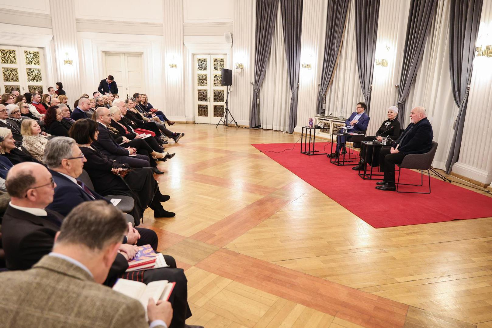 Knjiga donosi i jasne političke stavove, komentare o situaciji u zemlji i svijetu kao i strahove od ustaštva. "Međutim, rekao bih da se ova proza vrlo lijepo čita kao roman", istaknuo je.