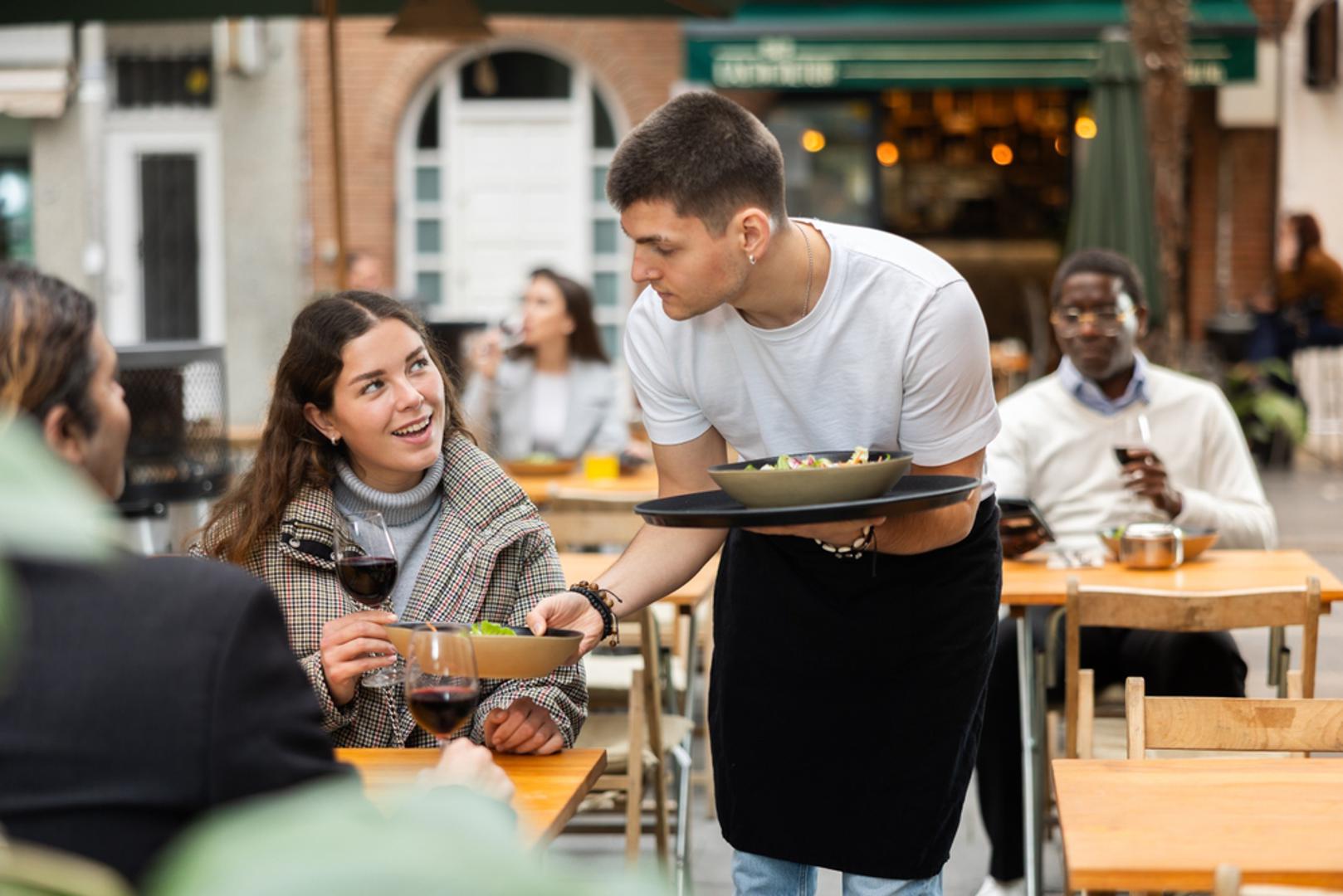 Kako se odnose prema uslužnom osoblju: Način na koji se netko ponaša prema konobarima, vozačima, blagajnicima ili dostavljačima često puno govori o njegovu stvarnom odnosu prema ljudima. Ljubaznost u takvim situacijama nije stvar glume, nego pokazatelj osnovnog poštovanja, osobito kada je riječ o osobama od kojih trenutačno nešto trebamo. 