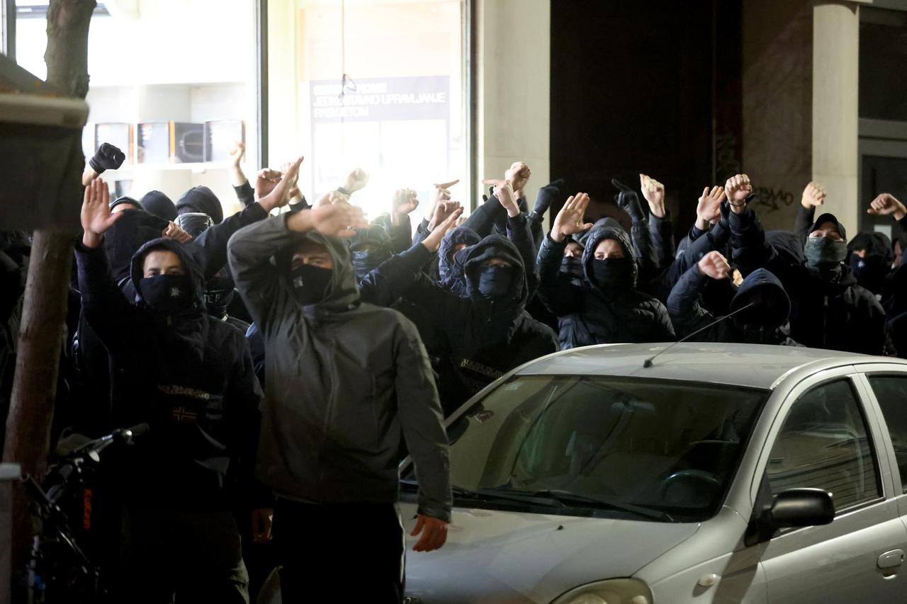 Zagreb: Maskirani muškarci otpjevali svoje ispred Srpskog kulturnog centra i razišli se nakon dolaska interventnih policajaca