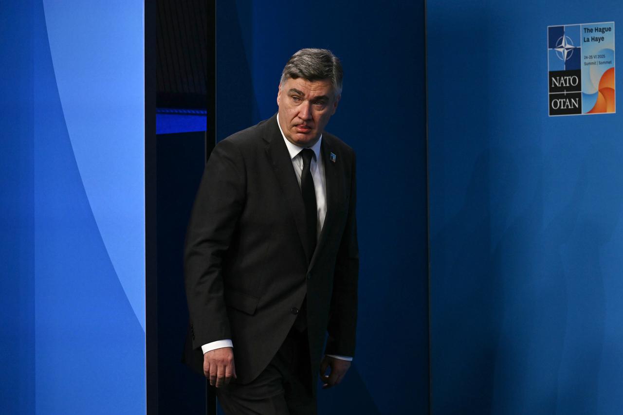 Haag: Hrvatski ministar vanjskih poslova Gordan Grli?-Radman s predstavnicima medija po dolasku na summit NATO-a