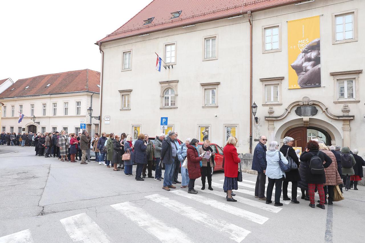 Zagreb: Posjetitelji u dugim redovima čekaju za ulazak na izložbu Ivana Meštrovića