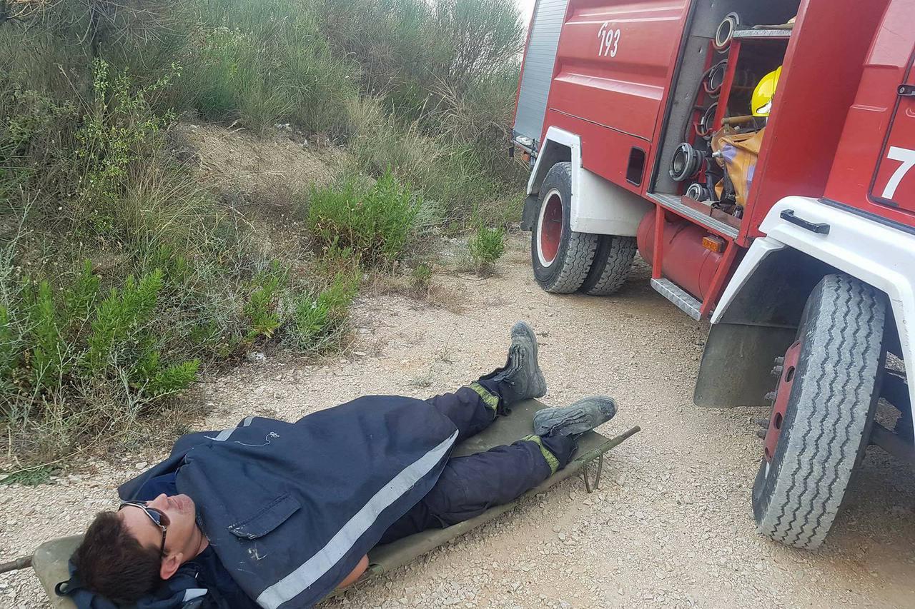 Vatrogasac spava na nosilima