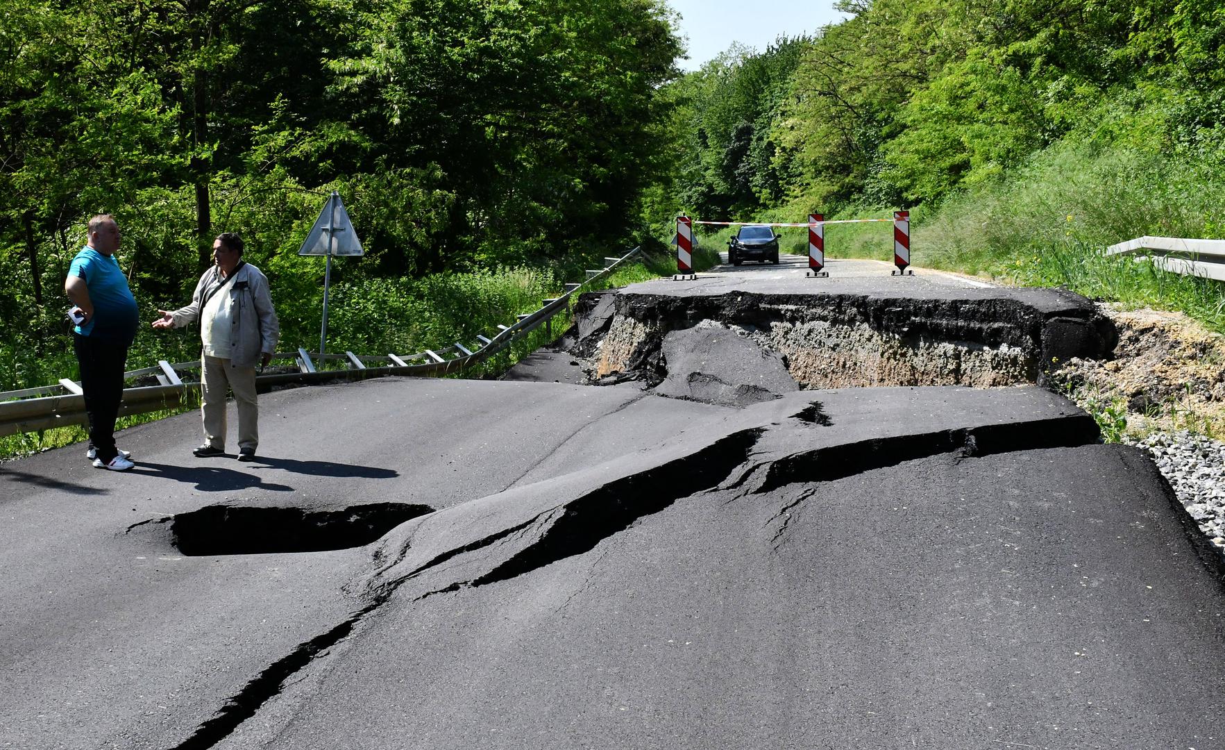 21.05.2023., Resetari - Ogromno kliziste pojavilo se na cesti kod sela Resetari koje se nalazi na zapadnom dijelu Brodsko-posavske zupanije. Radi se o dionici ceste koja povezuje Pozesku kotlinu s autocestom. Photo: Ivica Galovic/PIXSELL