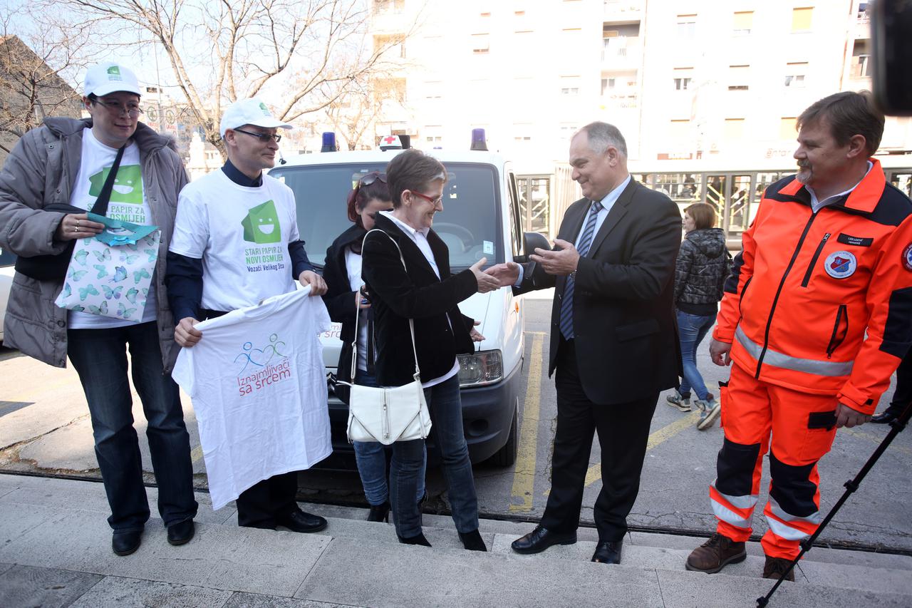 Split: Župan Boban uručio kljućeve doniranog sanitetskog vozila “Iznajmljivačima sa srcem”