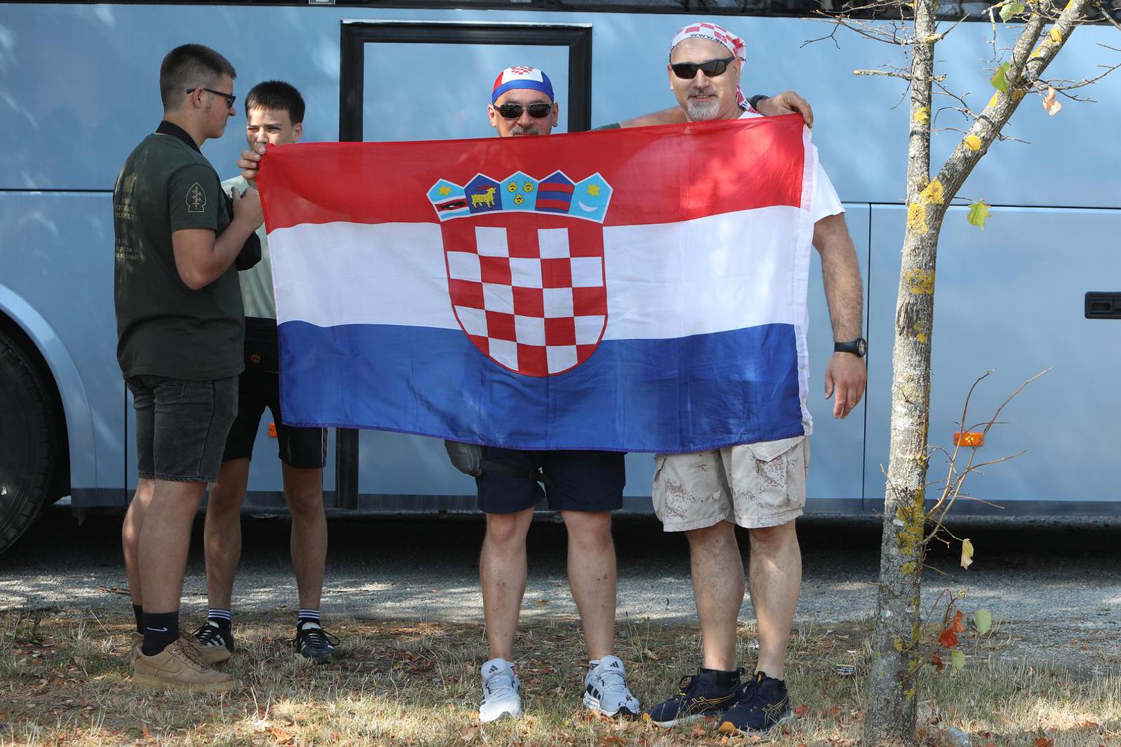 Pristižu slike iz Zadra, Brinja, Karlovca, Čakovca... 