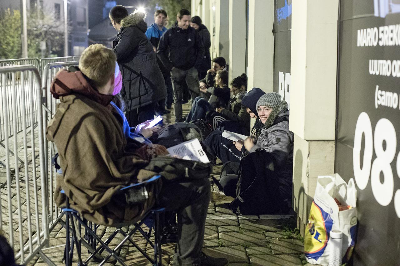 Kupci čekaju u redu ispred Linksa uoči sutrašnje akcije Crni Petak