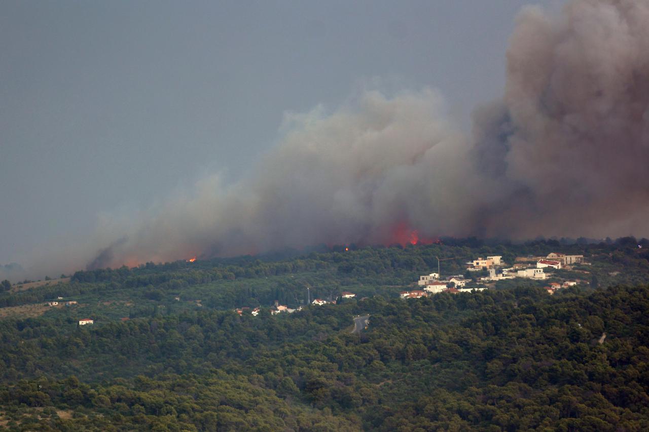 Udar groma izazvao požar na vrhu Čiova